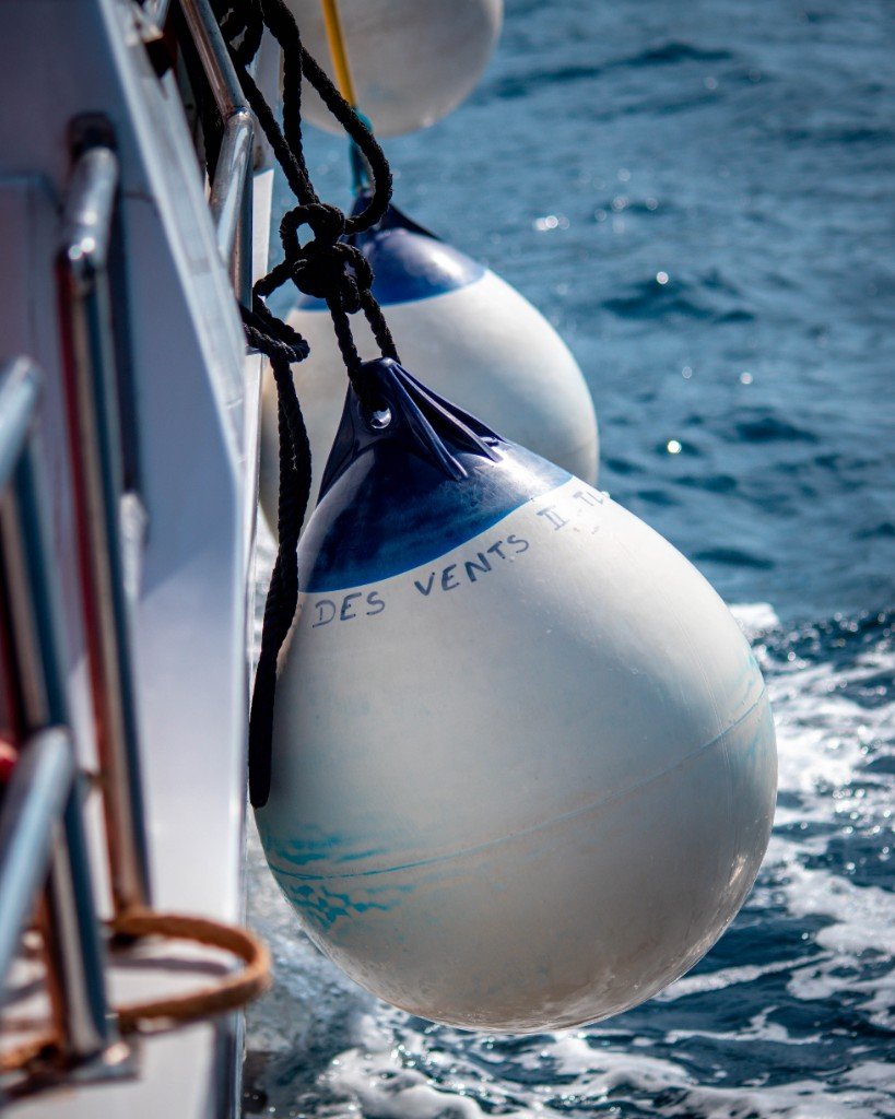 Bouées Des Vents II le long du bordé